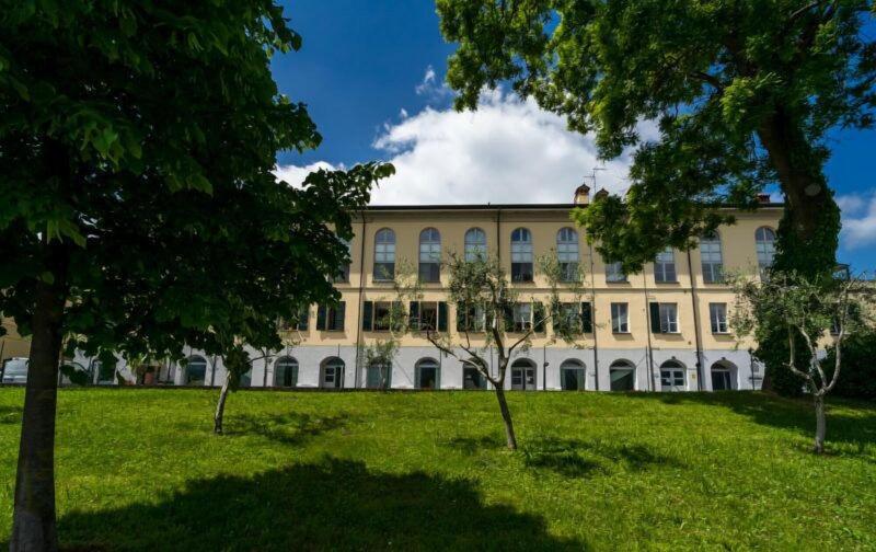 Bluelake Inn Ostello image
