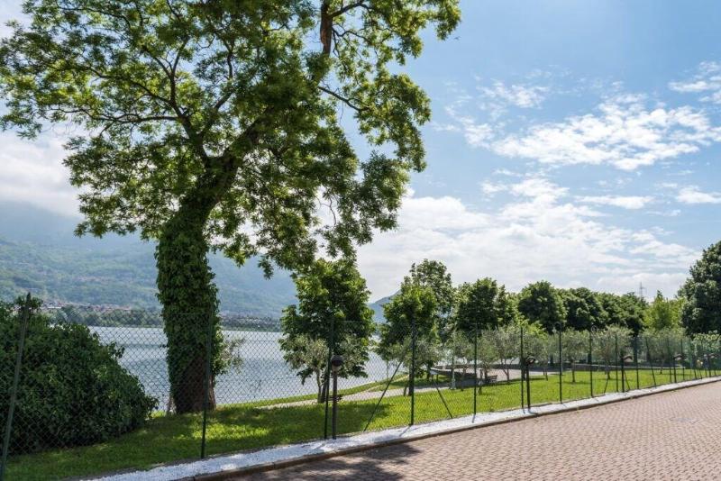 Bluelake Inn Ostello image