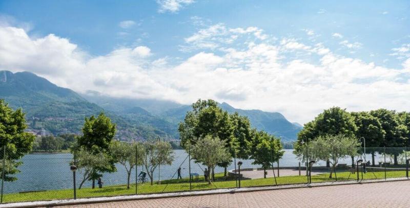 Bluelake Inn Ostello image