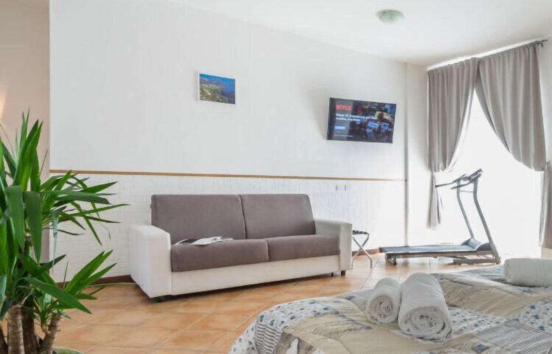 Bluelake Inn Ostello image