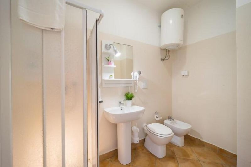 Bluelake Inn Ostello image