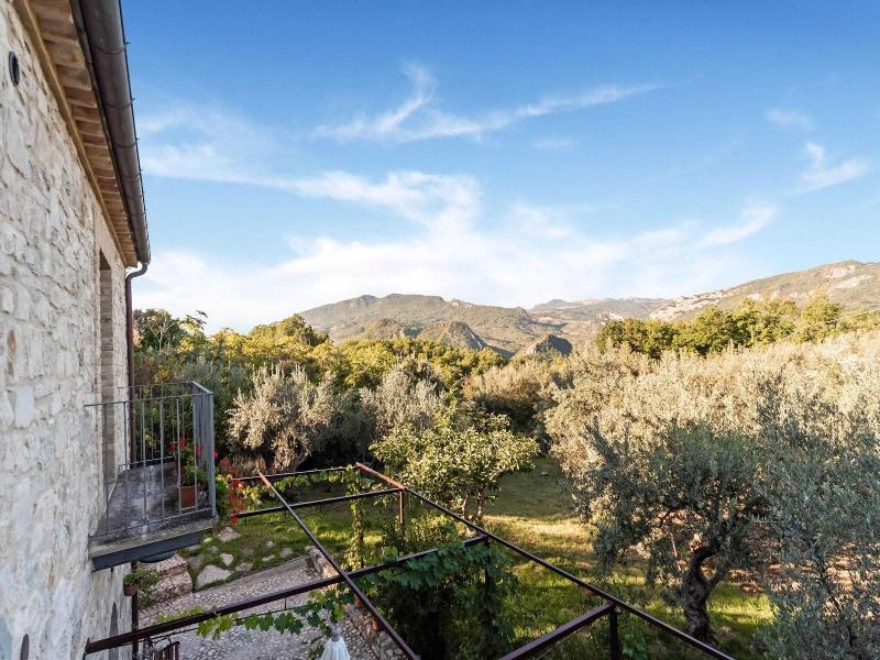 Vibrant Cottage Near Lake In Bomba