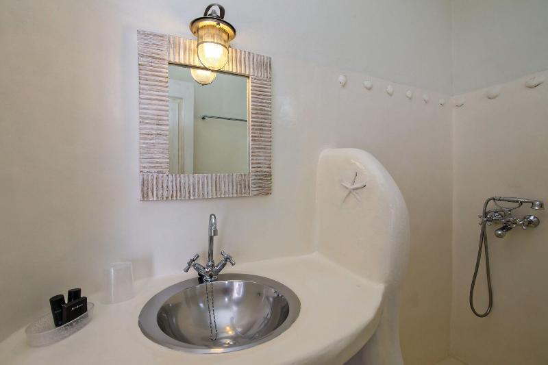 Onar Hotel And Suites image