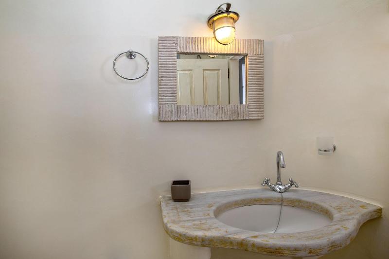 Onar Hotel And Suites image