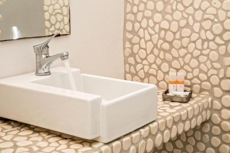 Onar Hotel And Suites image