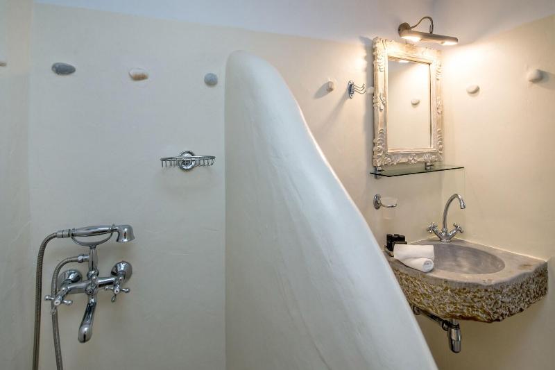 Onar Hotel And Suites image