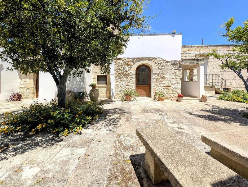 Oikia Vacanze Giuggianello Le Bey image