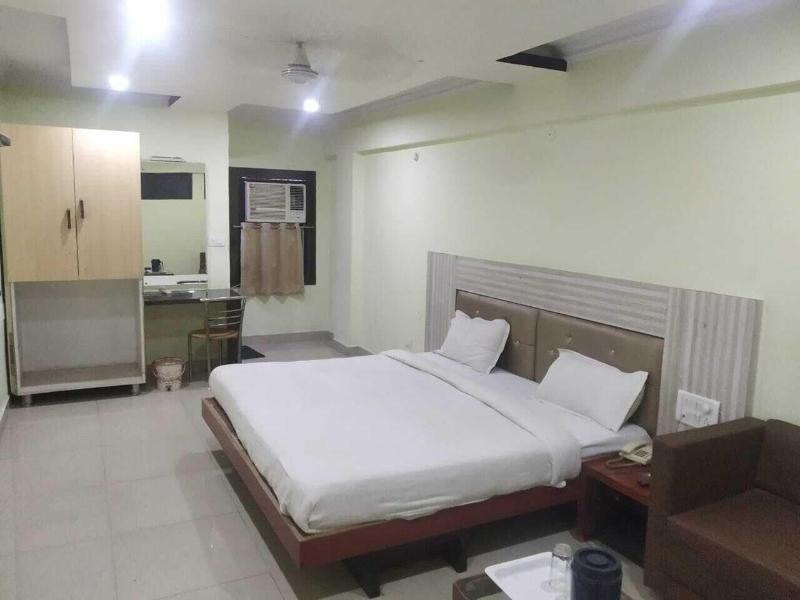 Lals Plaza Hotel 4