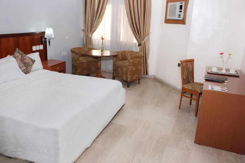 DOUBLE DELUXE KING BED