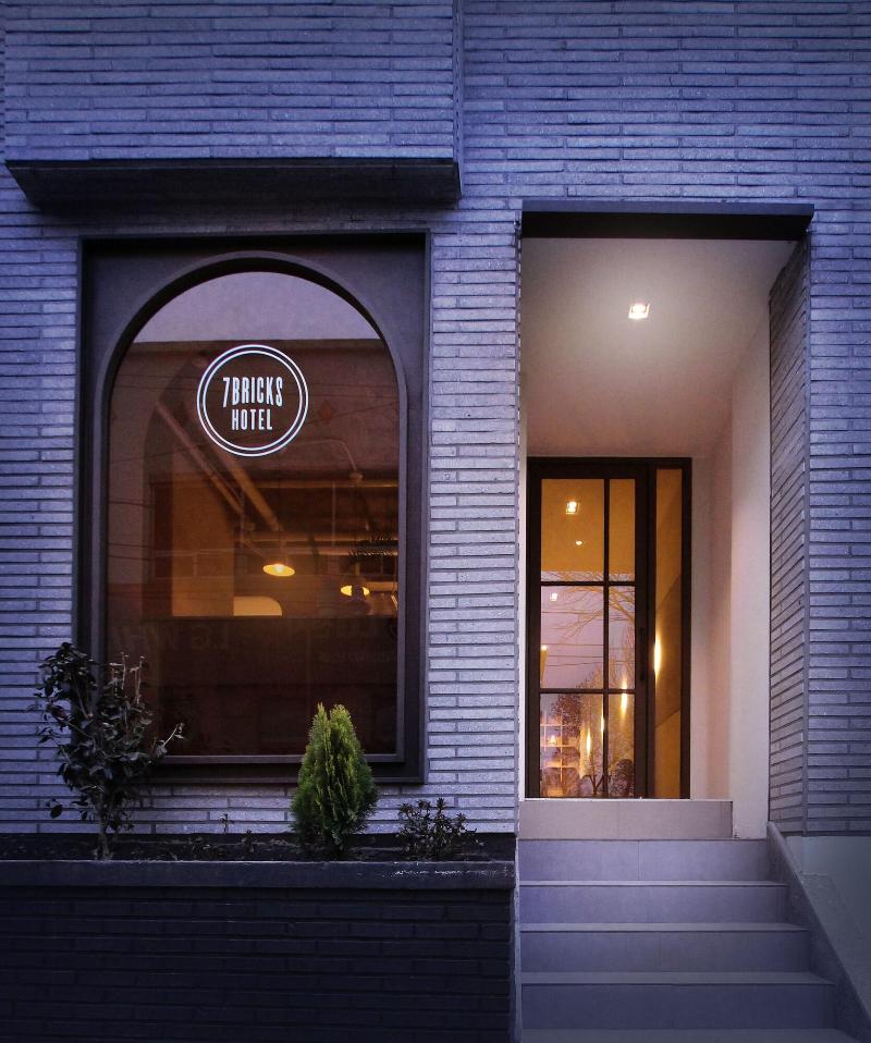 Seven Bricks Hotel image