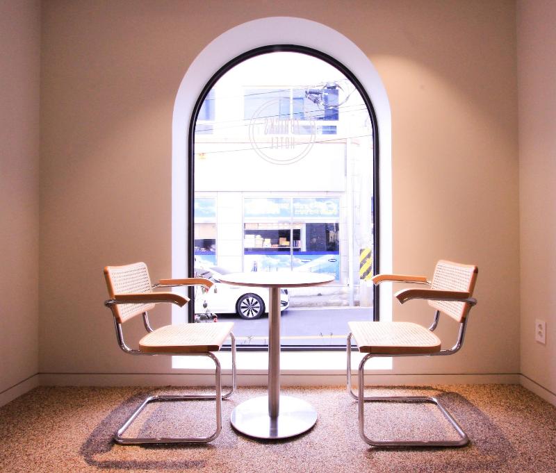 Seven Bricks Hotel image