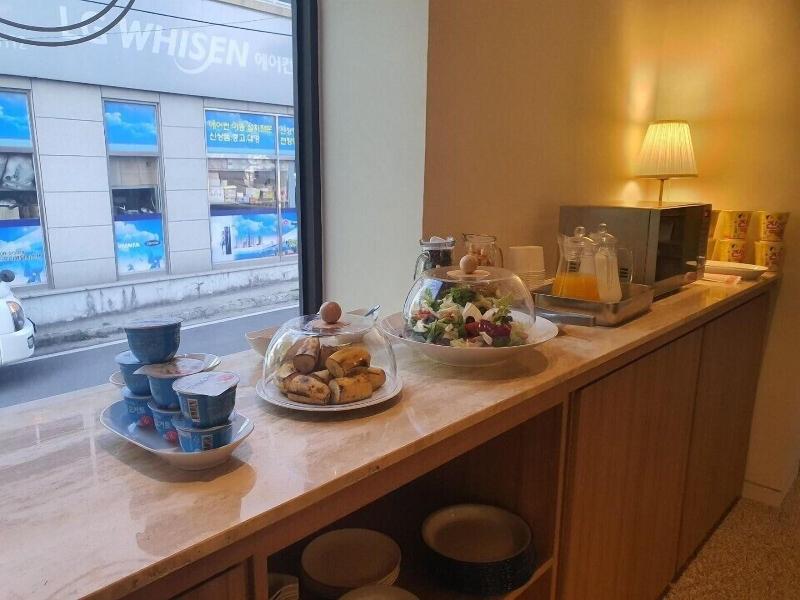 Seven Bricks Hotel image