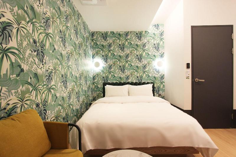 Seven Bricks Hotel image