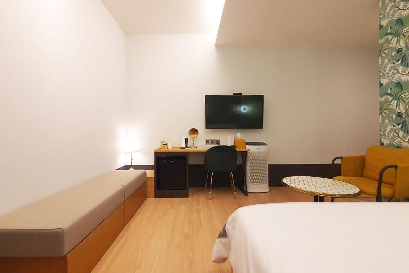 Seven Bricks Hotel image