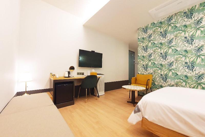 Seven Bricks Hotel image