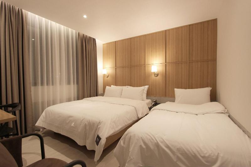 Seven Bricks Hotel image