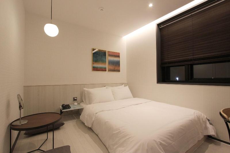 Seven Bricks Hotel image
