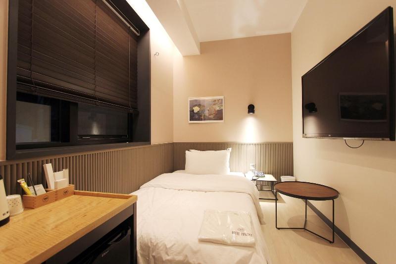 Seven Bricks Hotel image