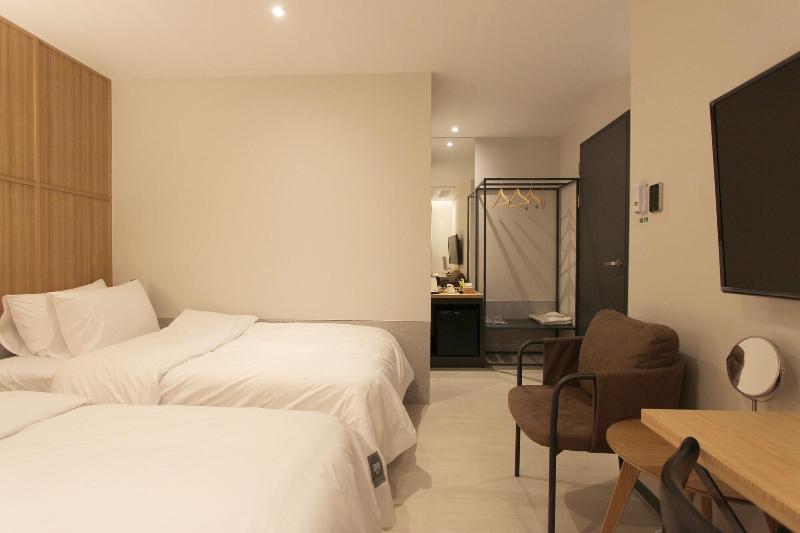 Seven Bricks Hotel image