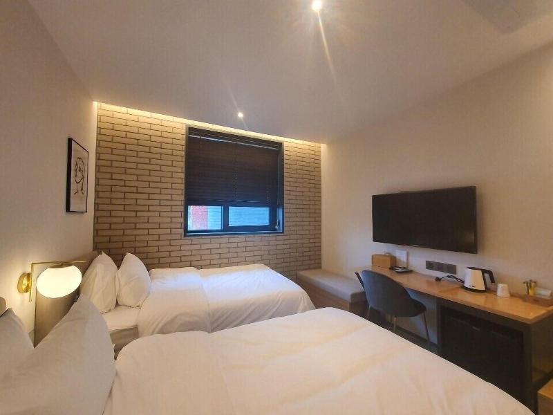 Seven Bricks Hotel image