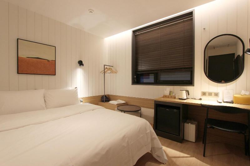 Seven Bricks Hotel image