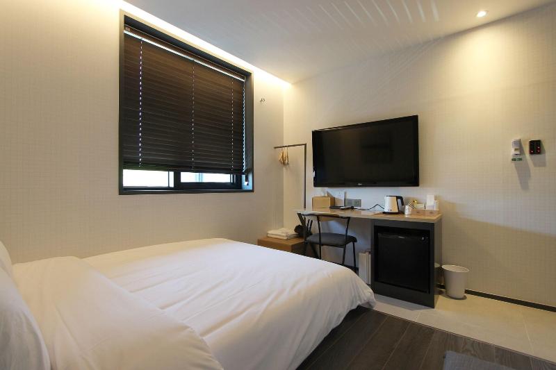 Seven Bricks Hotel image