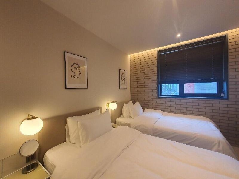 Seven Bricks Hotel image