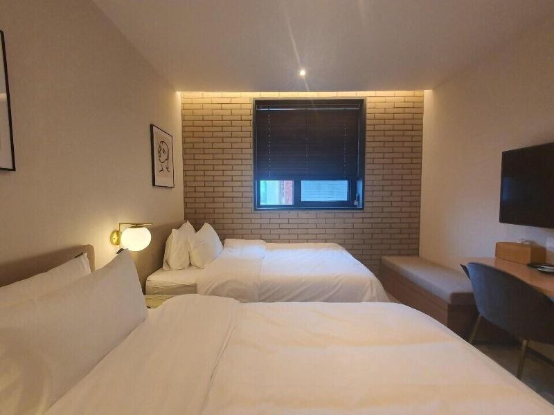 Seven Bricks Hotel image