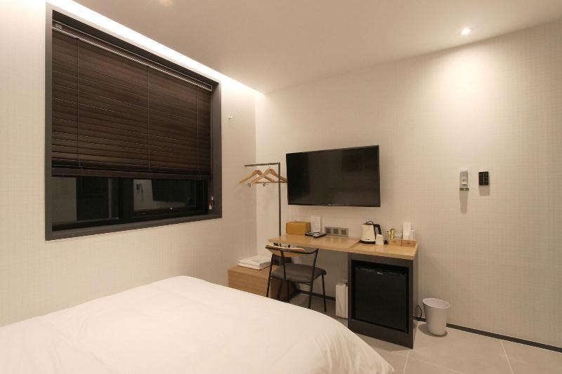 Seven Bricks Hotel image