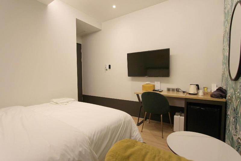 Seven Bricks Hotel image
