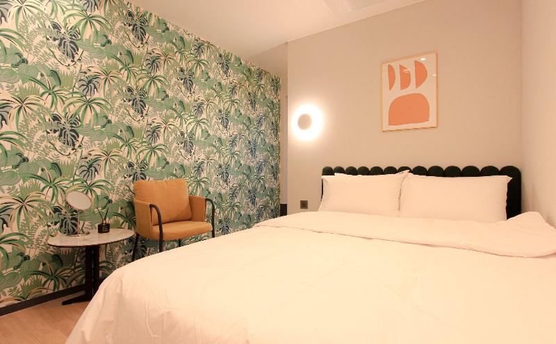Seven Bricks Hotel image
