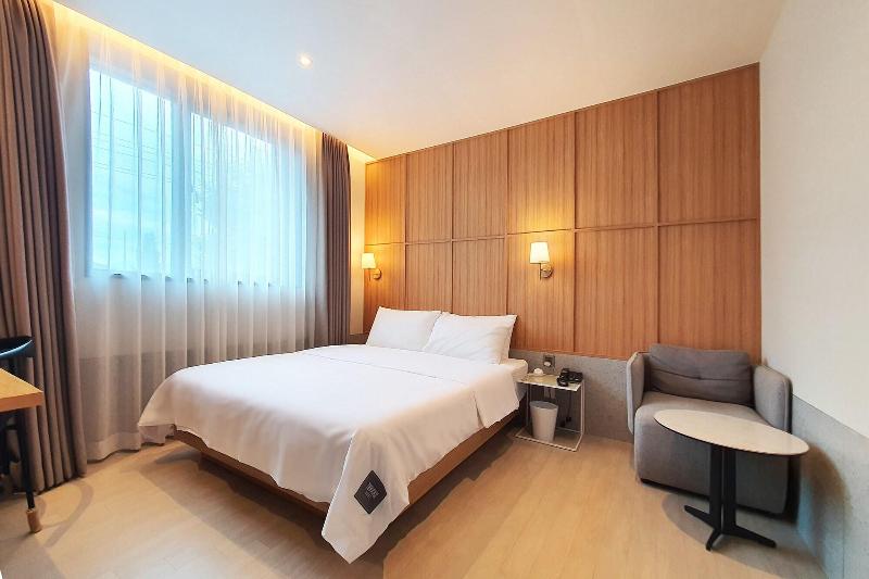 Seven Bricks Hotel image
