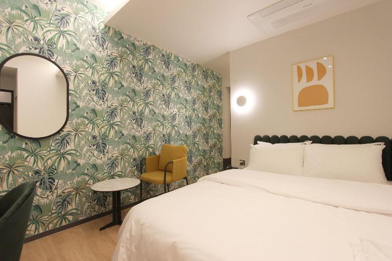 Seven Bricks Hotel image