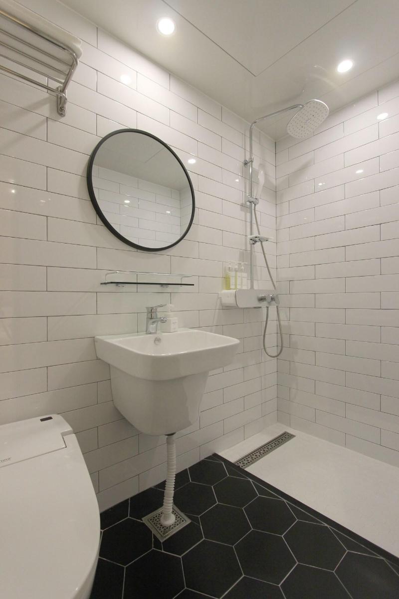 Seven Bricks Hotel image