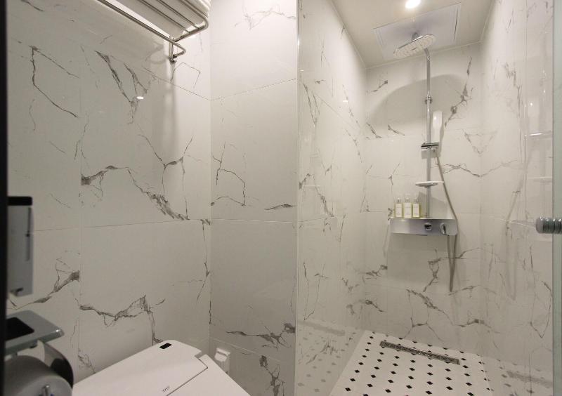 Seven Bricks Hotel image
