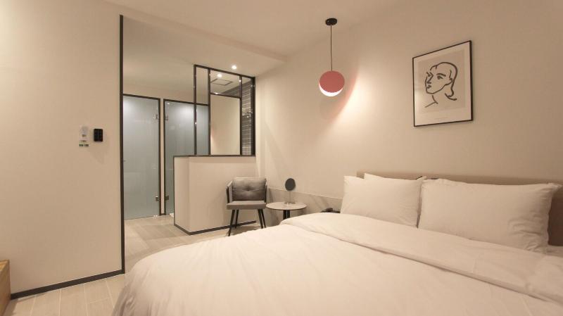 Seven Bricks Hotel image