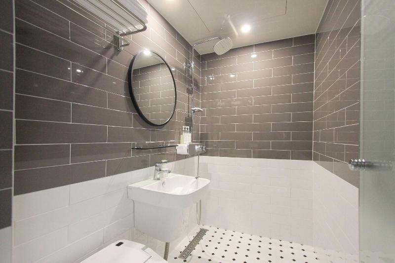 Seven Bricks Hotel image
