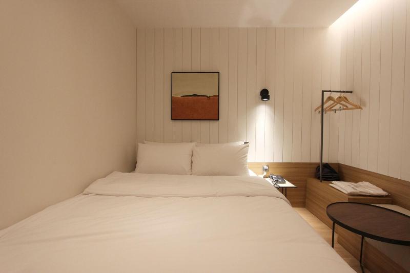 Seven Bricks Hotel image