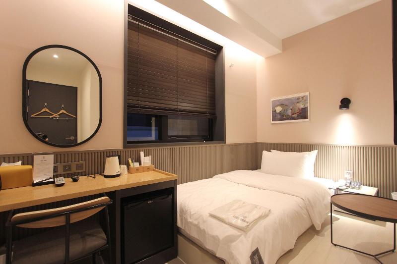 Seven Bricks Hotel image