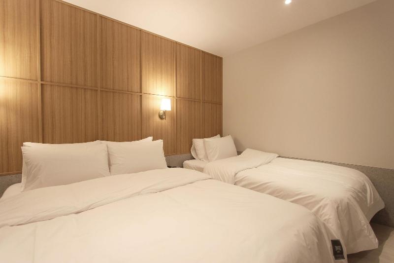 Seven Bricks Hotel image