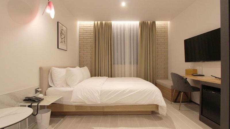 Seven Bricks Hotel image