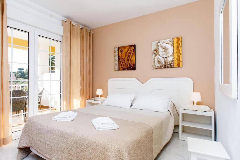 Apartamentos Tura Sticos Almoraide image