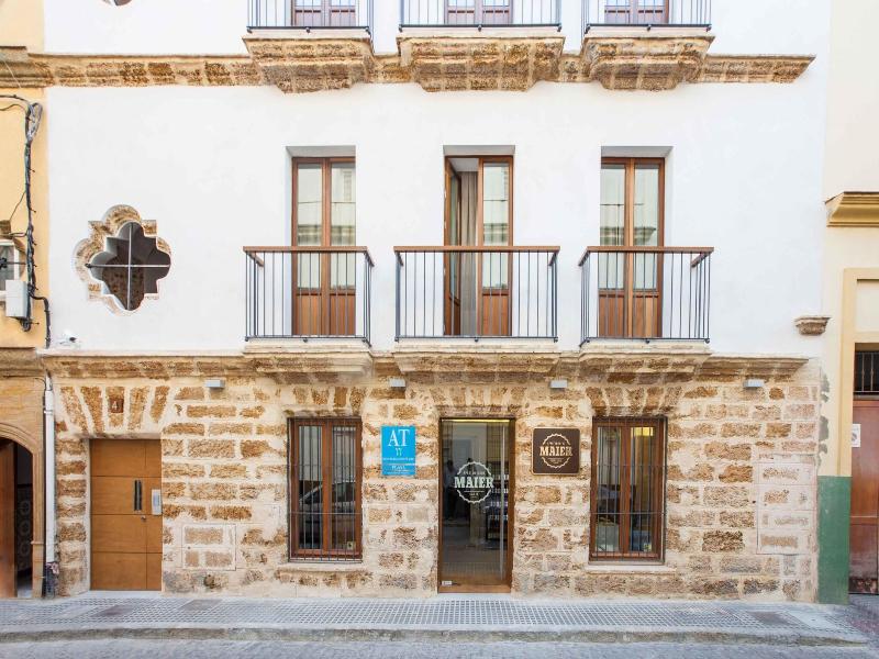 Apartamentos Maier image