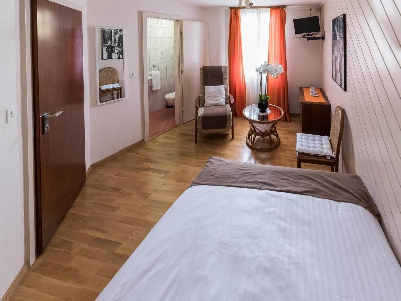 Hotel De La Place image