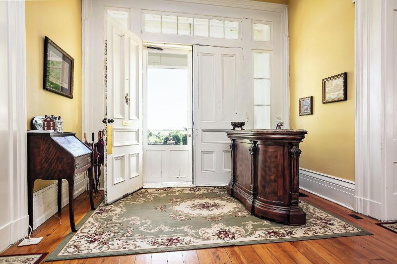 1851 Historic Maple Hill Manor B B