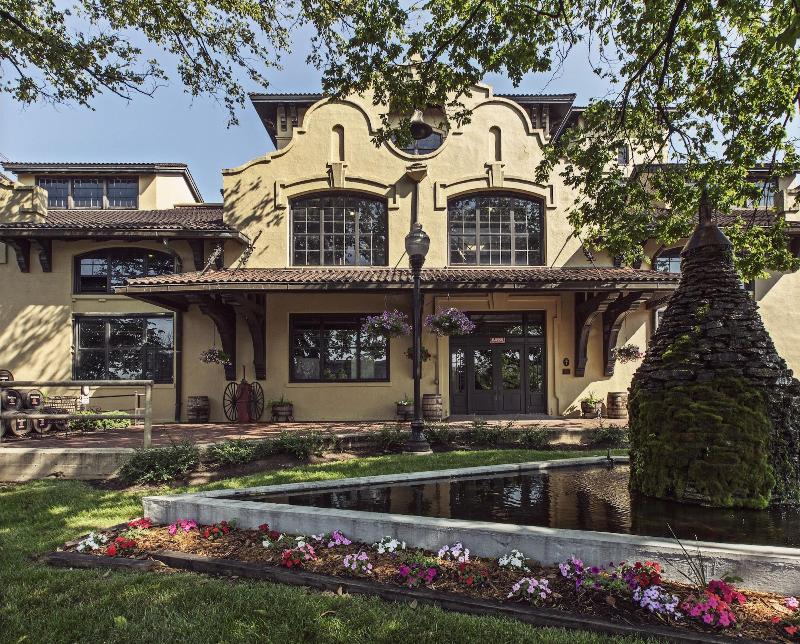 1851 Historic Maple Hill Manor B B