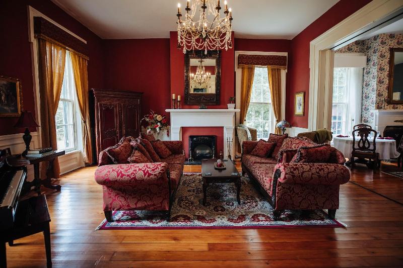1851 Historic Maple Hill Manor B B