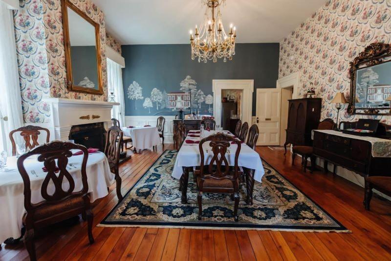 1851 Historic Maple Hill Manor B B