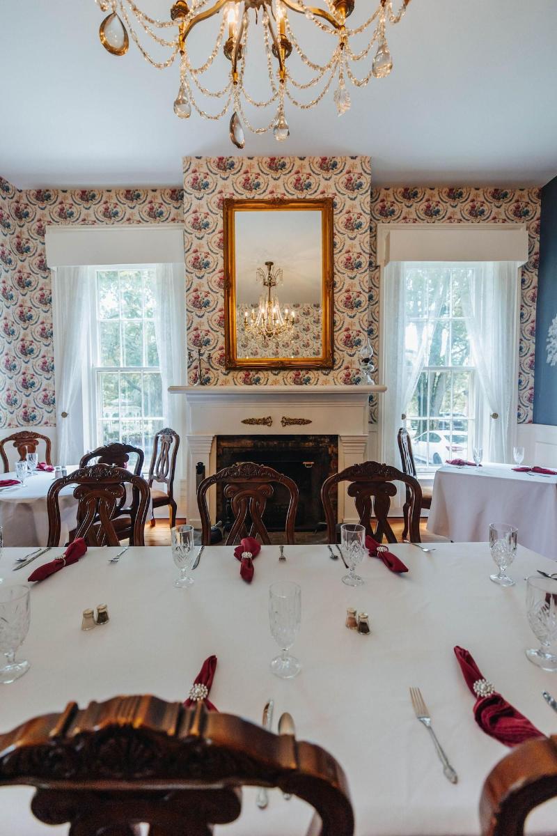 1851 Historic Maple Hill Manor B B