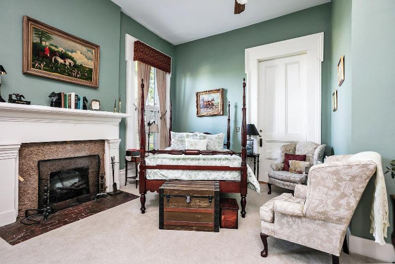 QUADRUPLE QUEEN SIZE BED